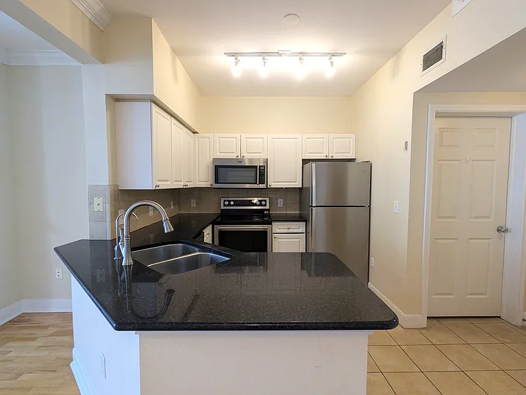 11624 Tomahawk Creek Pkwy #F — Photo 4