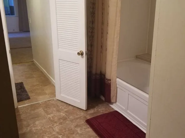 1084 Fern Ave — Photo 3