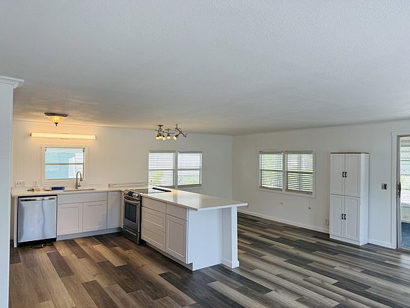 5th image of 73 Harbor Dr S