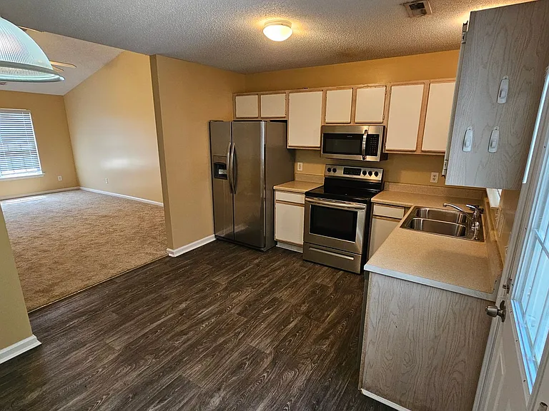573 Corbin St — Photo 4