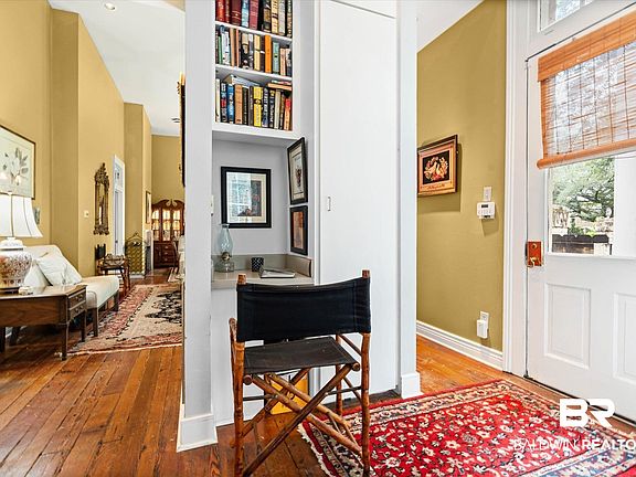 4th image of 208 S Warren St