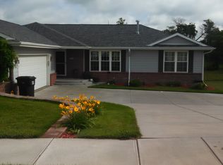 730 Prairie View Ln, Hickman, NE 68372