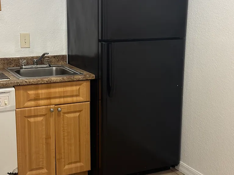 651 SW 9th St #7 — Photo 5