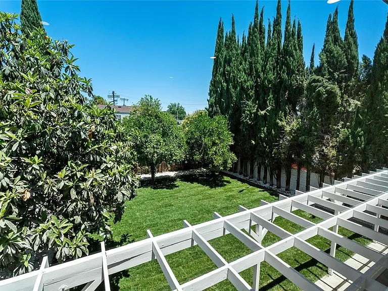 19701 Blythe St — Photo 6