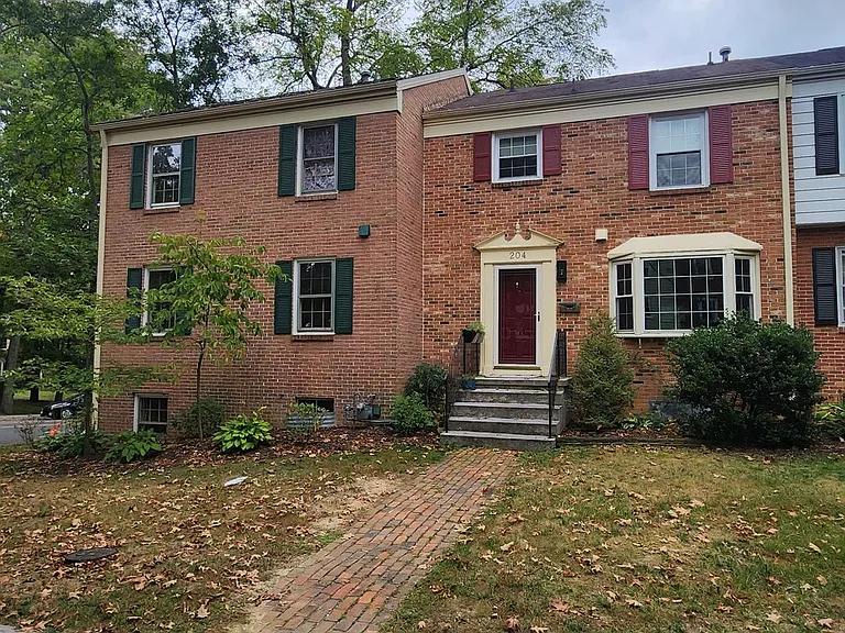 204 Huntington Ln — Photo 12