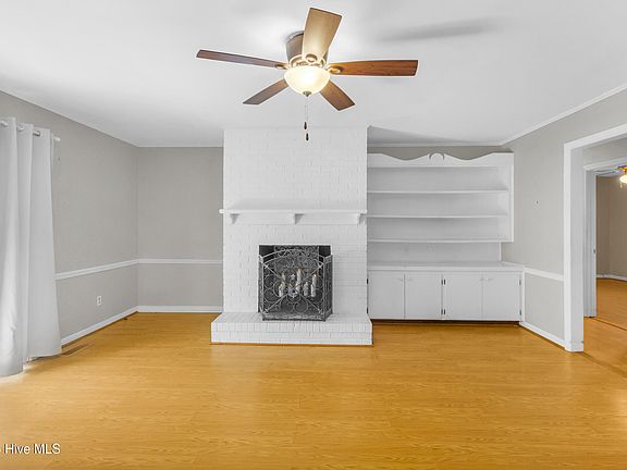 3rd image of 609 Edgehill Road