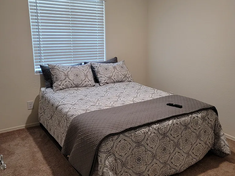 517 W Black Hawk Pl — Photo 2