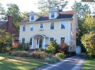2950 Scarborough Rd, Cleveland Heights, OH 44118