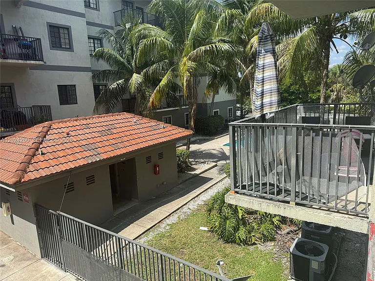 2851 Riverside Dr #205 — Photo 14