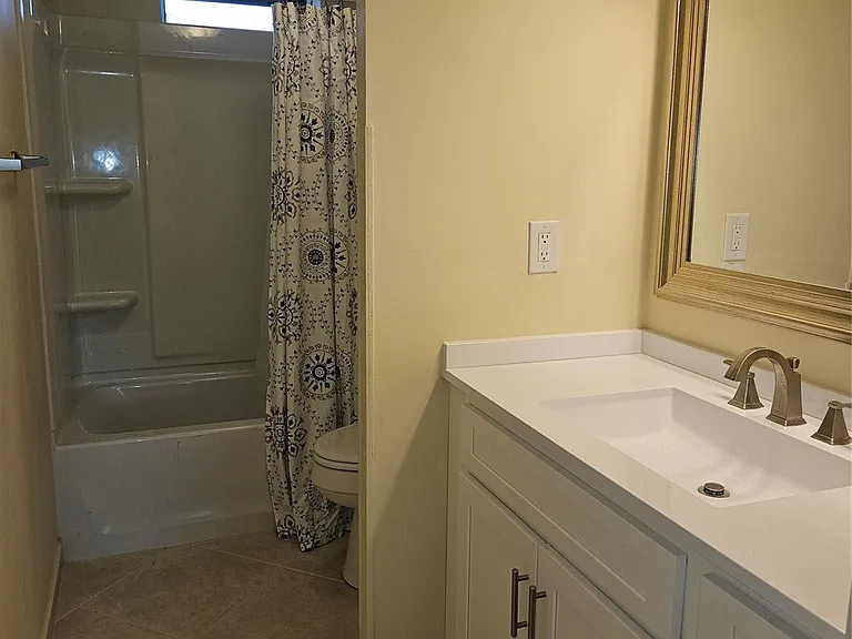 300 NE 26th Ave — Photo 10