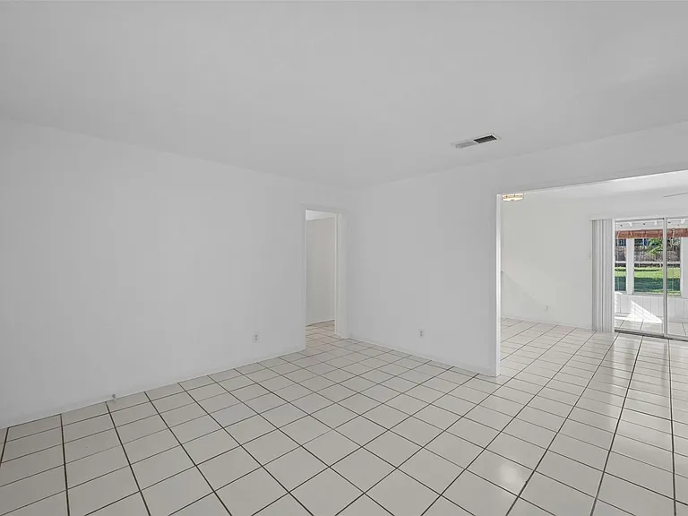 2409 Devonshire Dr — Photo 12