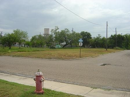 Well-kept corner double lot