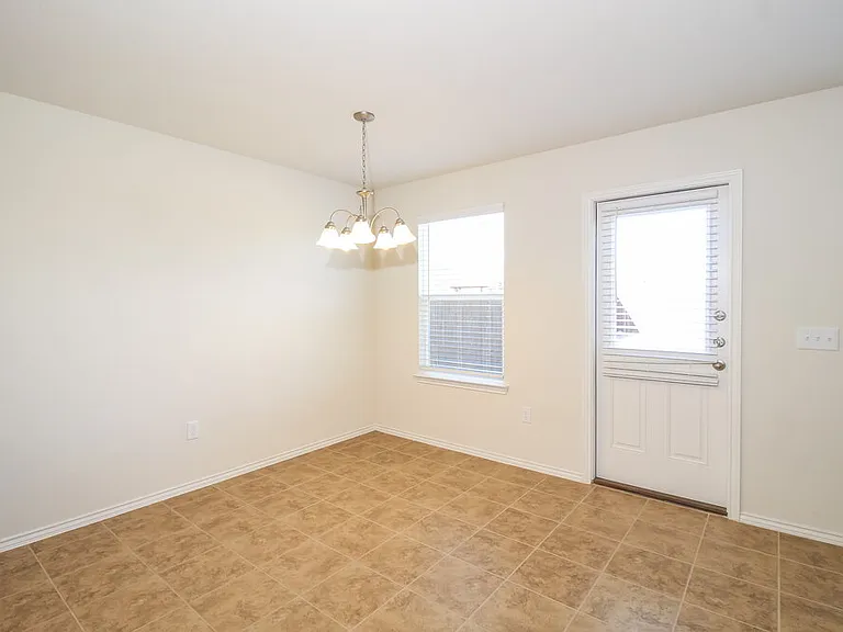 1449 Vernon Dr — Photo 6