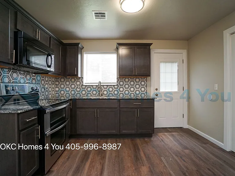 7118 NW 43rd St — Photo 5