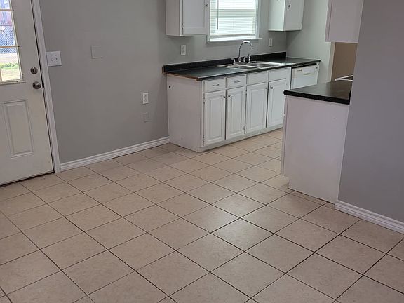 4th image of 1107 W Cornelia Ave