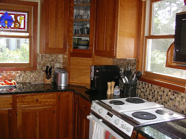 2261 Scudder St — Photo 5