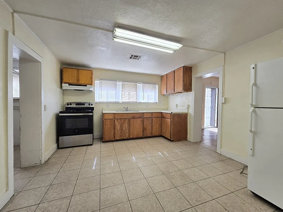 711 1/2 Foster Rd