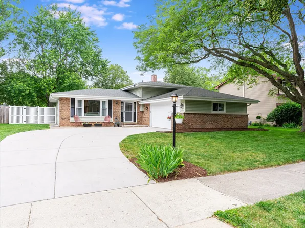6S176 Country Dr, Naperville, IL 60540