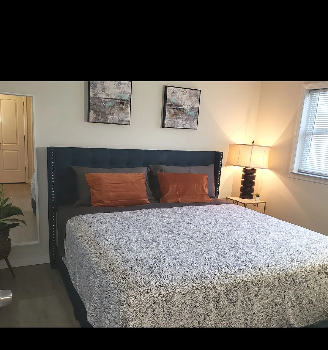 2 bed, 850 sqft, $1,900 — Photo 1