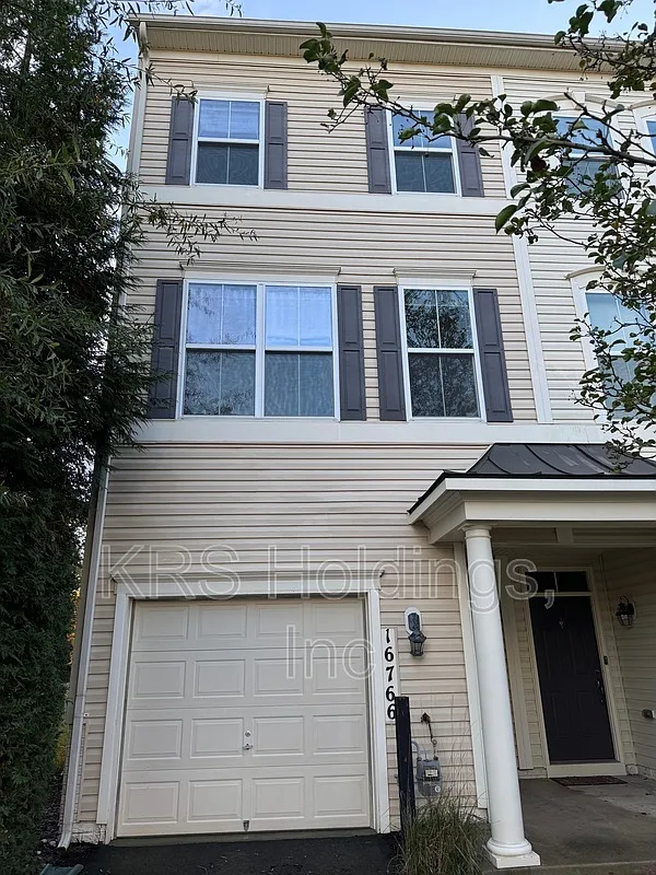 3 bed, 3.5 bath, 1800 sqft, $2,795 — Photo 3