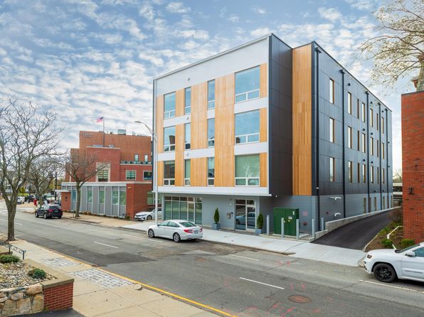 225 Waterman St #204