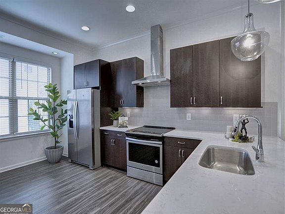 3rd image of 547 Broadview Pl NE