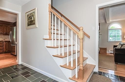 5th image of 28 Kennel Hill Dr