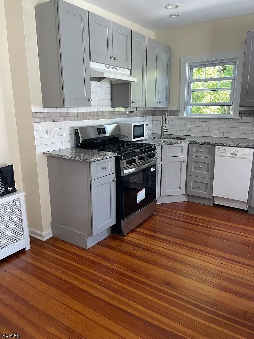 2 bed, 1.0 bath, $2,750 — Photo 2