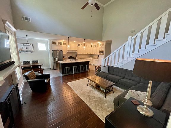 Living Images do not reflect current tenant's furnishings.