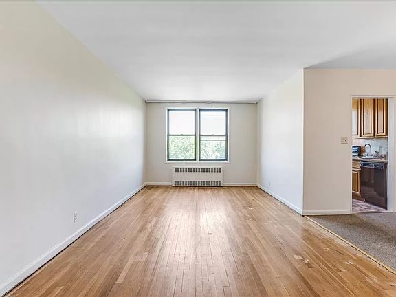 4th image of 2220 Burnett St APT 6D