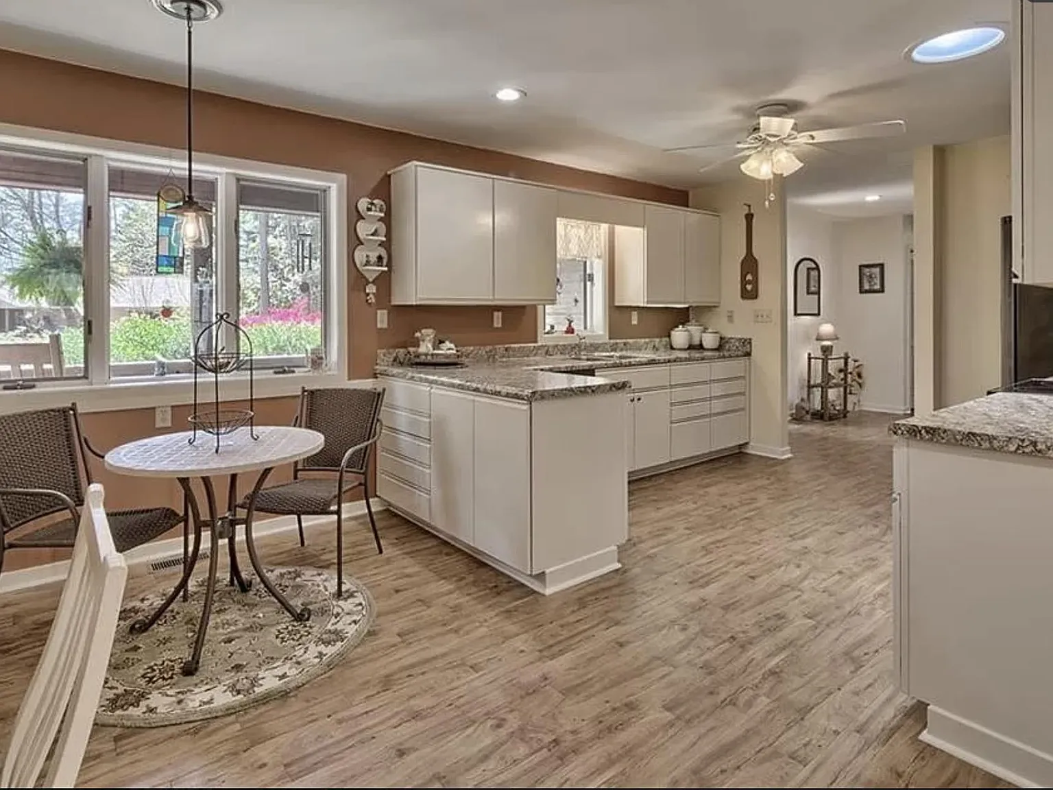 3 bed, 2.5 bath, 2816 sqft, $2,850 — Photo 3