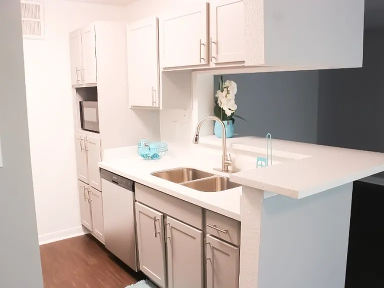 Riverwalk Apartments — Photo 3