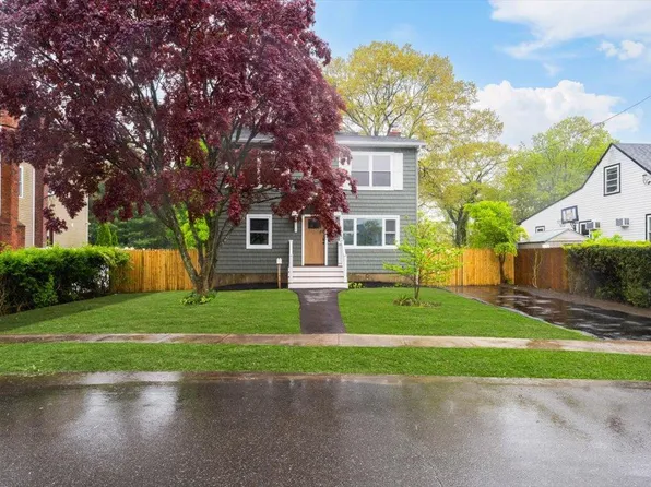 105 Phyllis Drive, Lindenhurst, NY 11757