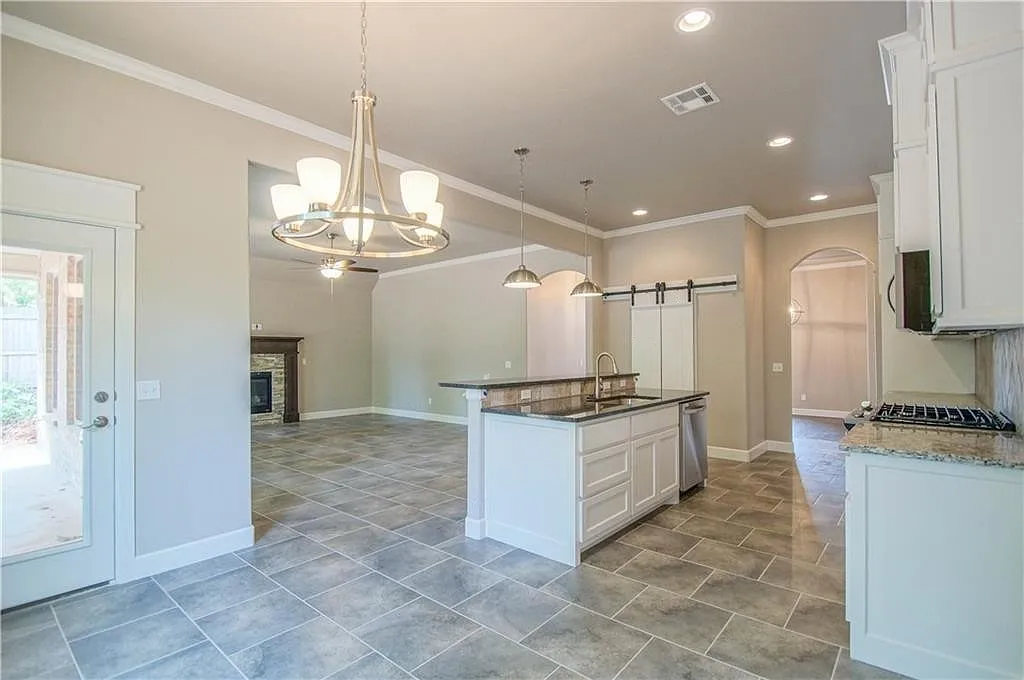 4 bed, 2700 sqft, $3,695 — Photo 3