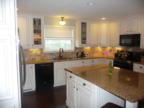 Spacious kitchen and island