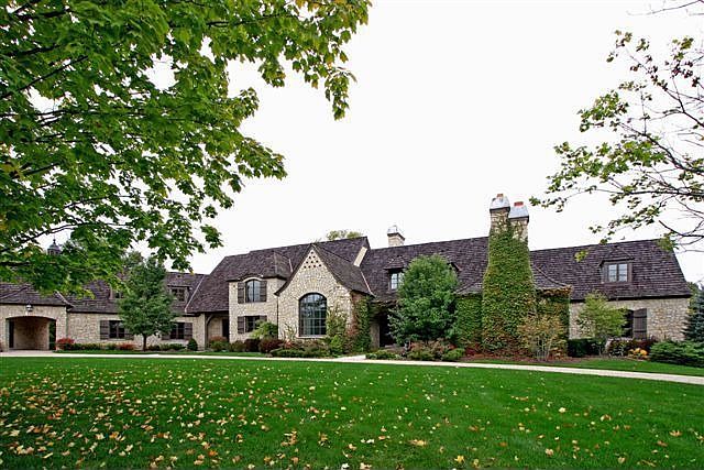 GORGEOUS FRONT OF HOME!