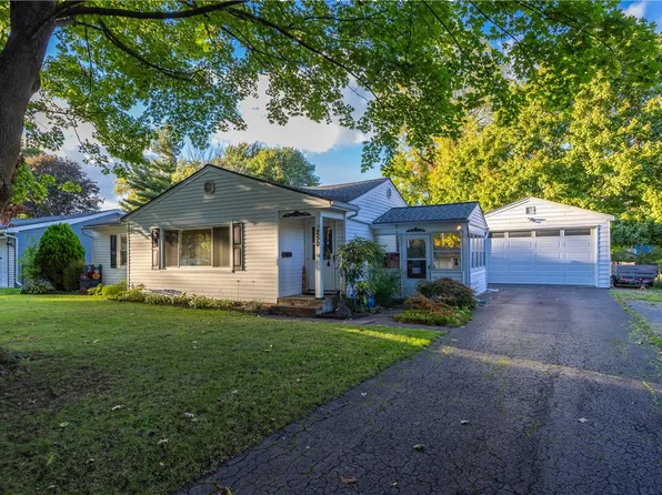 250 Meadowdale Dr, Rochester, NY 14624