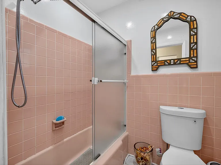 1570 NE 30th Pl — Photo 31