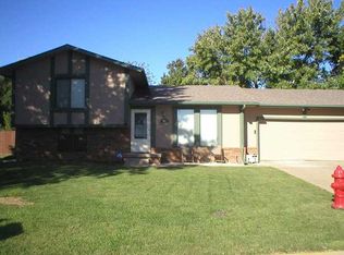 301 E Birchwood Rd, Derby, KS 67037