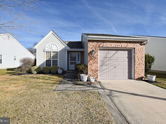 3rd image of 989 Larkspur Pl N