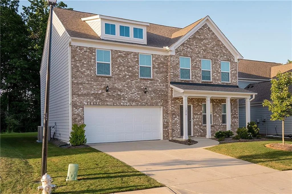 5 bed, 2.5 bath, 2740 sqft, $3,100 — Photo 2
