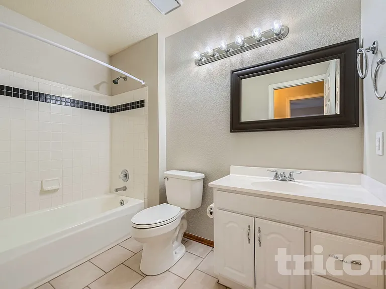 995 Cobblestone Dr — Photo 5
