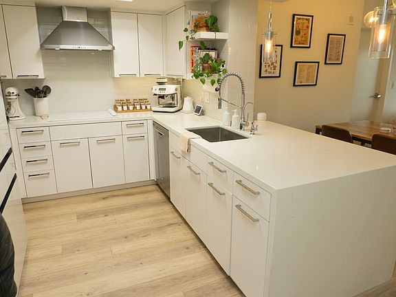 4th image of 13700 Marina Pointe Dr Unit 516