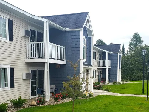 1301 Crestview Dr Photo 1