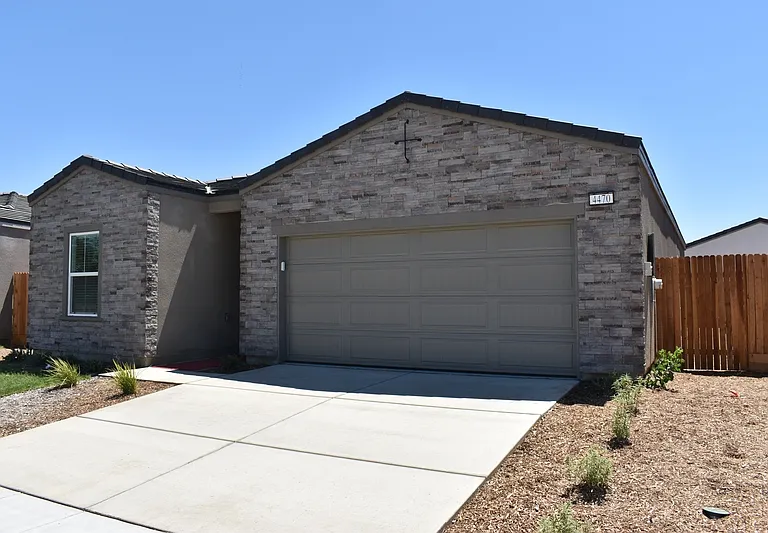 4470 N San Clemente Ave — Photo 2