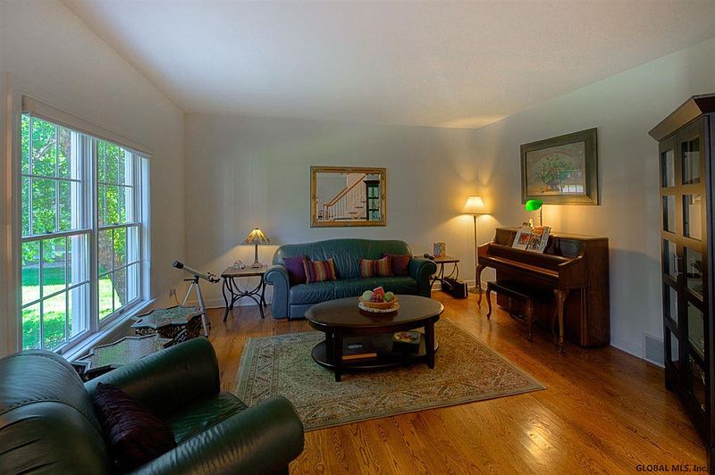 3rd image of 814 GREENTHORNE Boulevard