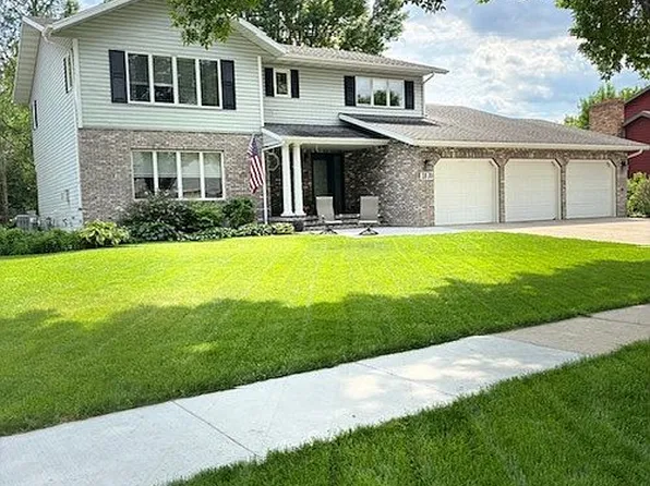 2870 Lilac Ln N, Fargo, ND 58102