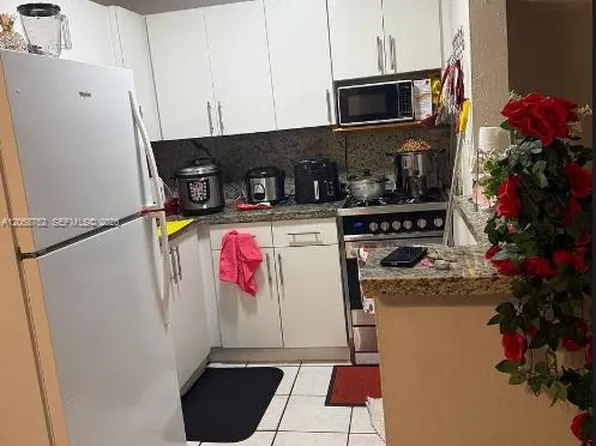 1330 W 54th St APT 221C, Hialeah, FL 33012