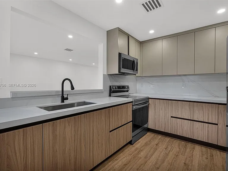 8201 SW 42nd St — Photo 13