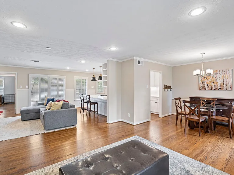 9203 Livenshire Dr — Photo 3